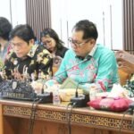 Direktur utama Bank Kalteng, Maslipansyah (Batik Hitam) saat menghadiri Rapat Dengar Pendapat (RDP) Komisi I DPRD Provinsi Kalimantan Tengah bersama Bank Kalteng yang membahas hasil Rapat Umum Pemegang Saham (RUPS) Tahun Buku 2025 serta reviu program dan kegiatan tahun 2026 guna mendukung peningkatan pelayanan, profesionalitas kinerja, dan pelaksanaan Program Huma Betang, di Ruang Rapat Komisi I DPRD Provinsi Kalimantan Tengah, Kamis (18/6).