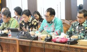 Direktur utama Bank Kalteng, Maslipansyah (Batik Hitam) saat menghadiri Rapat Dengar Pendapat (RDP) Komisi I DPRD Provinsi Kalimantan Tengah bersama Bank Kalteng yang membahas hasil Rapat Umum Pemegang Saham (RUPS) Tahun Buku 2025 serta reviu program dan kegiatan tahun 2026 guna mendukung peningkatan pelayanan, profesionalitas kinerja, dan pelaksanaan Program Huma Betang, di Ruang Rapat Komisi I DPRD Provinsi Kalimantan Tengah, Kamis (18/6).