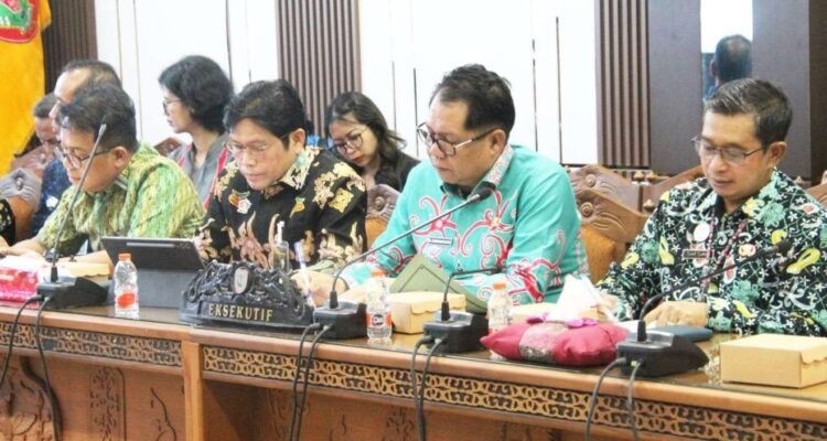 Direktur utama Bank Kalteng, Maslipansyah (Batik Hitam) saat menghadiri Rapat Dengar Pendapat (RDP) Komisi I DPRD Provinsi Kalimantan Tengah bersama Bank Kalteng yang membahas hasil Rapat Umum Pemegang Saham (RUPS) Tahun Buku 2025 serta reviu program dan kegiatan tahun 2026 guna mendukung peningkatan pelayanan, profesionalitas kinerja, dan pelaksanaan Program Huma Betang, di Ruang Rapat Komisi I DPRD Provinsi Kalimantan Tengah, Kamis (18/6).