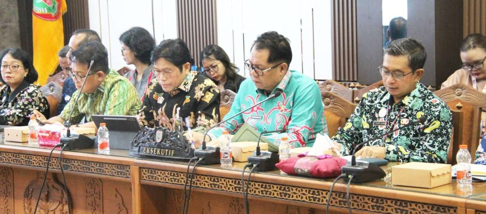 Direktur utama Bank Kalteng, Maslipansyah (Batik Hitam) saat menghadiri Rapat Dengar Pendapat (RDP) Komisi I DPRD Provinsi Kalimantan Tengah bersama Bank Kalteng yang membahas hasil Rapat Umum Pemegang Saham (RUPS) Tahun Buku 2025 serta reviu program dan kegiatan tahun 2026 guna mendukung peningkatan pelayanan, profesionalitas kinerja, dan pelaksanaan Program Huma Betang, di Ruang Rapat Komisi I DPRD Provinsi Kalimantan Tengah, Kamis (18/6).