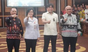 Sekretaris Daerah (Sekda) Provinsi Kalimantan Tengah, Linae Victoria Aden foto bersama Dirut Bank Kalteng Maslipansyah beserta jajarannya saat acara Workshop Kemitraan bertema Menyelaraskan CSR Bank Kalteng untuk Optimalisasi Program Daerah Tahun 2026 yang digelar di Aula Eka Hapakat Kantor Gubernur Kalteng, Rabu (22/7/2026).