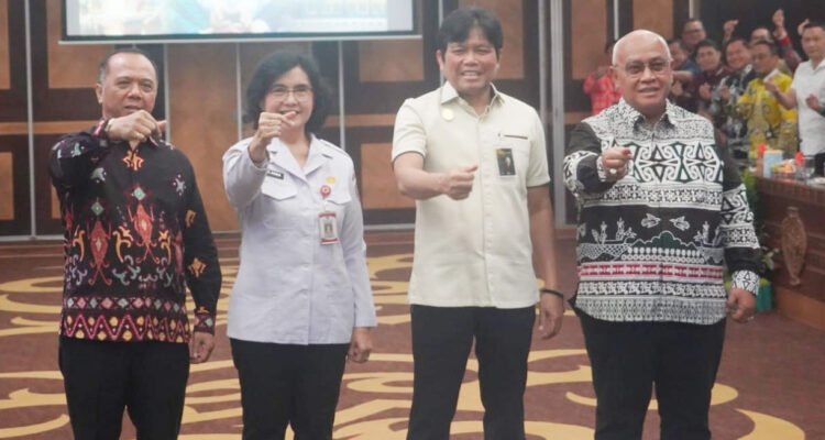 Sekretaris Daerah (Sekda) Provinsi Kalimantan Tengah, Linae Victoria Aden foto bersama Dirut Bank Kalteng Maslipansyah beserta jajarannya saat acara Workshop Kemitraan bertema Menyelaraskan CSR Bank Kalteng untuk Optimalisasi Program Daerah Tahun 2026 yang digelar di Aula Eka Hapakat Kantor Gubernur Kalteng, Rabu (22/7/2026).