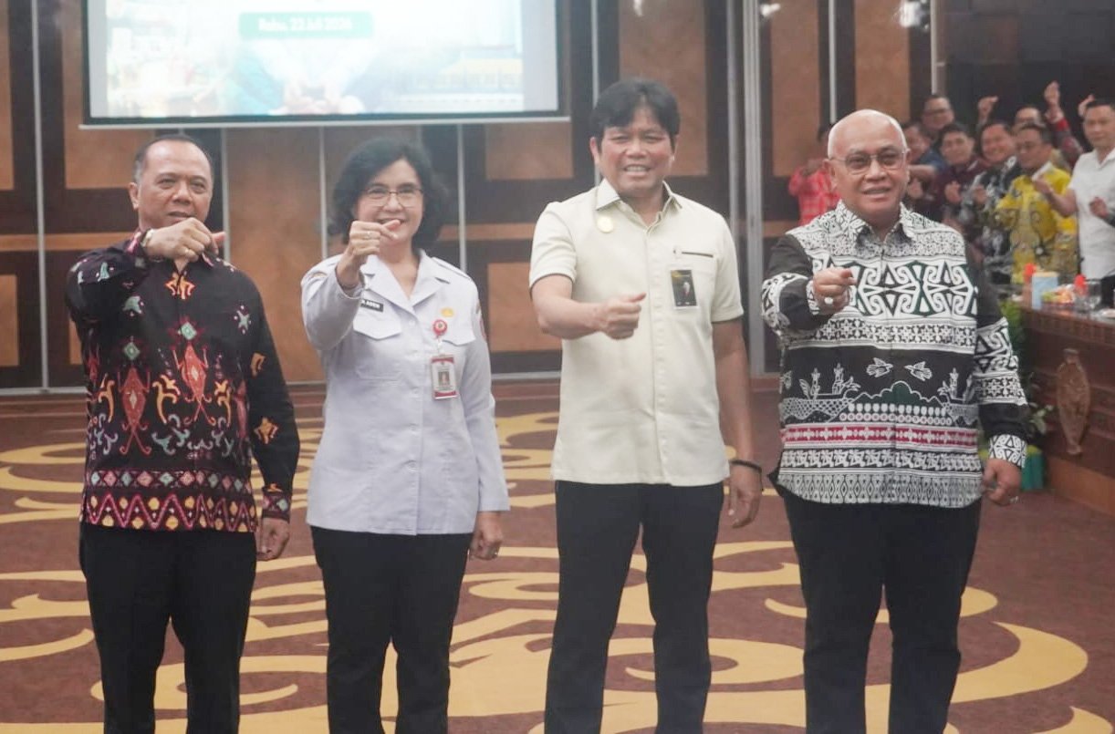 Sekretaris Daerah (Sekda) Provinsi Kalimantan Tengah, Linae Victoria Aden foto bersama Dirut Bank Kalteng Maslipansyah beserta jajarannya saat acara Workshop Kemitraan bertema Menyelaraskan CSR Bank Kalteng untuk Optimalisasi Program Daerah Tahun 2026 yang digelar di Aula Eka Hapakat Kantor Gubernur Kalteng, Rabu (22/7/2026).