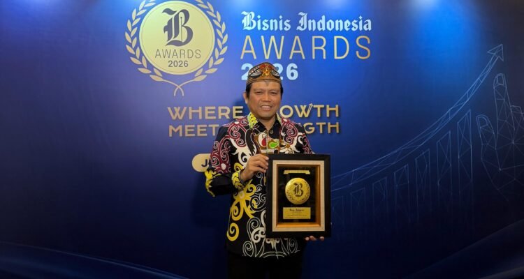 Direktur Utama Bank Kalteng, Maslipansyah, saat menerima penghargaan Bisnis Indonesia Awards (BIA) 2026 sebagai Bank Pembangunan Daerah (BPD) Terbaik Kategori Aset Rp20 Triliun–Rp40 Triliun, Kamis (2/7) di Jakarta.