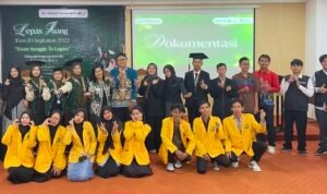 Foto bersama pada prosesi Lepas Juang Etoser 2022 di Ruang Teater Gedung PPIIG, Universitas Palangka Raya (UPR), Sabtu (10/7/2026).