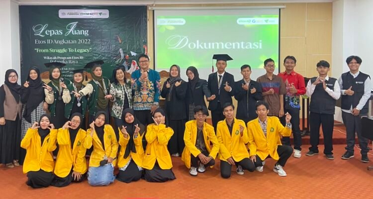 Foto bersama pada prosesi Lepas Juang Etoser 2022 di Ruang Teater Gedung PPIIG, Universitas Palangka Raya (UPR), Sabtu (10/7/2026).