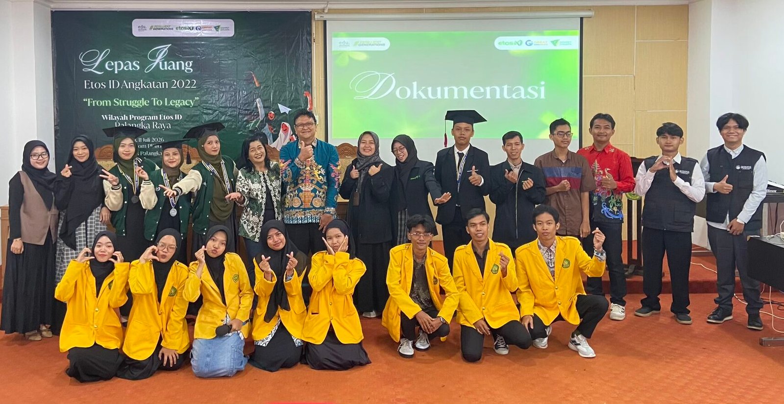 Foto bersama pada prosesi Lepas Juang Etoser 2022 di Ruang Teater Gedung PPIIG, Universitas Palangka Raya (UPR), Sabtu (10/7/2026).