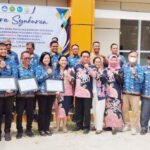 Dekan FEB UPR, Dr. Sunaryo Neneng, SE., MP foto bersama saat acar syukuran menempati gedung baru dan sekaligus syukuran capaian akreditasi unggul Fakultas Ekonomi dan Bisnis Universitas Palangka Raya (UPR), Kamis (23/7/2026).