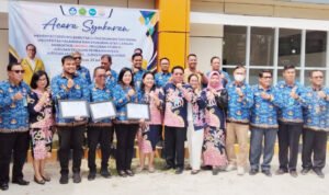 Dekan FEB UPR, Dr. Sunaryo Neneng, SE., MP foto bersama saat acar syukuran menempati gedung baru dan sekaligus syukuran capaian akreditasi unggul Fakultas Ekonomi dan Bisnis Universitas Palangka Raya (UPR), Kamis (23/7/2026).
