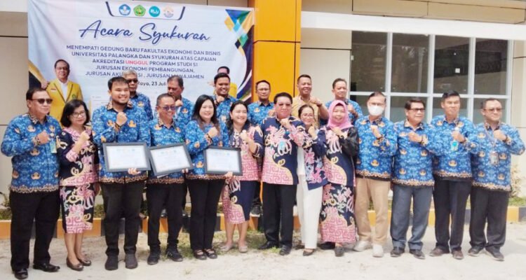 Dekan FEB UPR, Dr. Sunaryo Neneng, SE., MP foto bersama saat acar syukuran menempati gedung baru dan sekaligus syukuran capaian akreditasi unggul Fakultas Ekonomi dan Bisnis Universitas Palangka Raya (UPR), Kamis (23/7/2026).