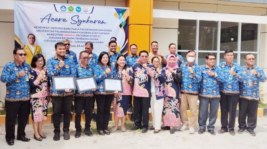 Dekan FEB UPR, Dr. Sunaryo Neneng, SE., MP foto bersama saat acar syukuran menempati gedung baru dan sekaligus syukuran capaian akreditasi unggul Fakultas Ekonomi dan Bisnis Universitas Palangka Raya (UPR), Kamis (23/7/2026).