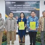 Tim Asesor berfoto bersama usai menyerahkan piagam predikat Akreditasi Unggul untuk Jurusan Manajemen Fakultas Ekonomi dan Bisnis Universitas Palangka Raya di Palangka Raya, Senin (6/7).