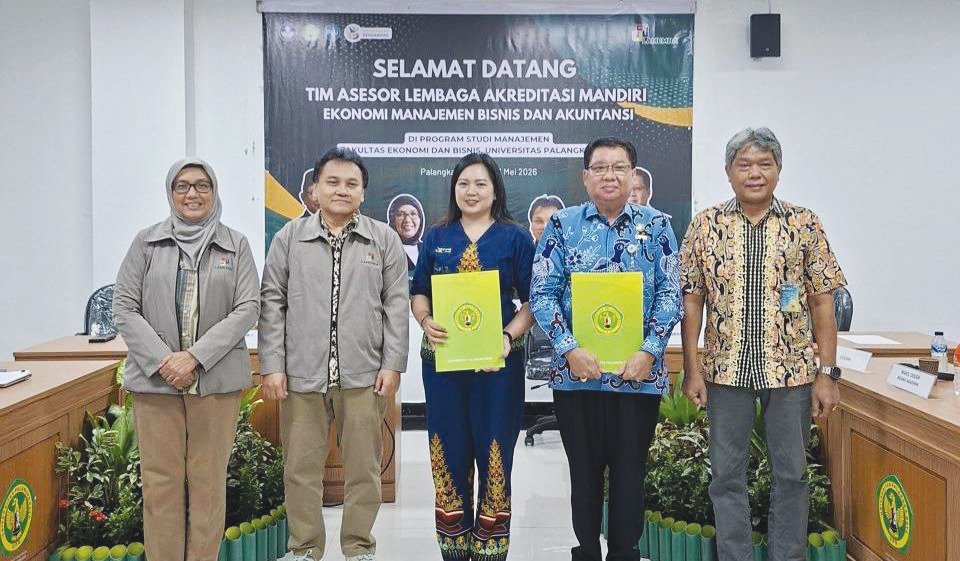 Tim Asesor berfoto bersama usai menyerahkan piagam predikat Akreditasi Unggul untuk Jurusan Manajemen Fakultas Ekonomi dan Bisnis Universitas Palangka Raya di Palangka Raya, Senin (6/7).