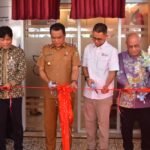 Dirut Bank Kalteng Maslipansyah melakukan gunting pita bersama Wakil Wali Kota Palangka Raya, Ahcmad Zaini serta perwakilan dari OJK sebagai tanda resminya di buka Kantor Cabang Pembantu (KCP) Bank Kalteng Kalampangan, Kecamatan Sebangau, Senin (20/7).