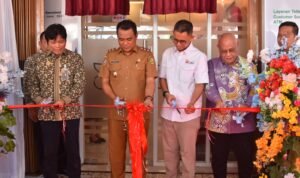 Dirut Bank Kalteng Maslipansyah melakukan gunting pita bersama Wakil Wali Kota Palangka Raya, Ahcmad Zaini serta perwakilan dari OJK sebagai tanda resminya di buka Kantor Cabang Pembantu (KCP) Bank Kalteng Kalampangan, Kecamatan Sebangau, Senin (20/7).