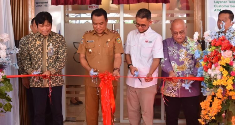 Dirut Bank Kalteng Maslipansyah melakukan gunting pita bersama Wakil Wali Kota Palangka Raya, Ahcmad Zaini serta perwakilan dari OJK sebagai tanda resminya di buka Kantor Cabang Pembantu (KCP) Bank Kalteng Kalampangan, Kecamatan Sebangau, Senin (20/7).