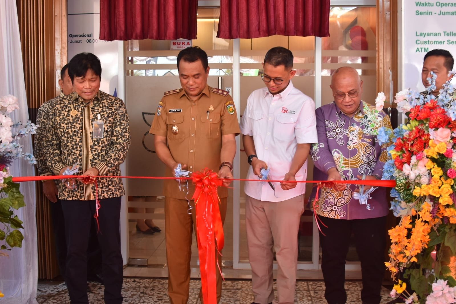 Dirut Bank Kalteng Maslipansyah melakukan gunting pita bersama Wakil Wali Kota Palangka Raya, Ahcmad Zaini serta perwakilan dari OJK sebagai tanda resminya di buka Kantor Cabang Pembantu (KCP) Bank Kalteng Kalampangan, Kecamatan Sebangau, Senin (20/7).