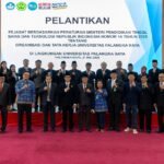 Rektor UPR, Prof. Dr. Ir. Salampak, M.S foto bersama para pejabat usai pelantikan, Kamis (21/5).
