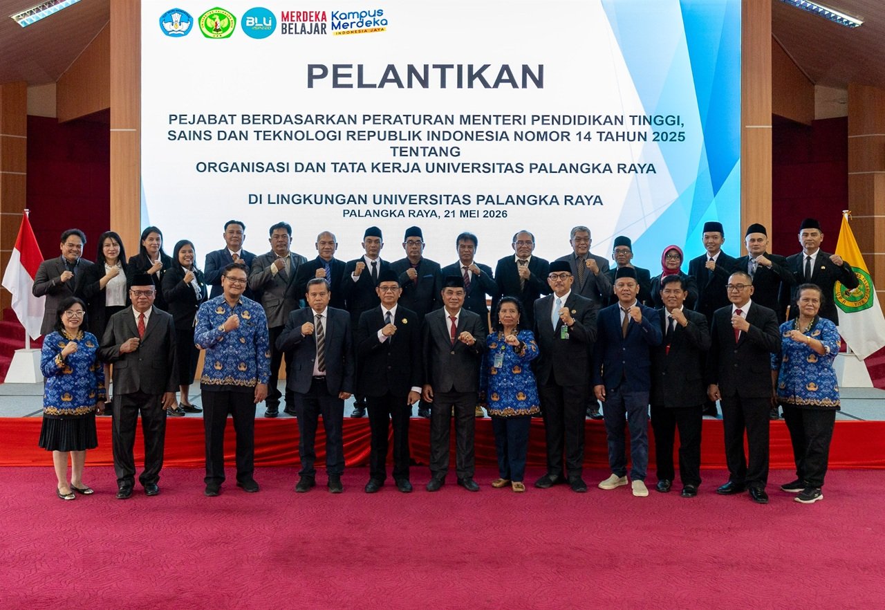 Rektor UPR, Prof. Dr. Ir. Salampak, M.S foto bersama para pejabat usai pelantikan, Kamis (21/5).