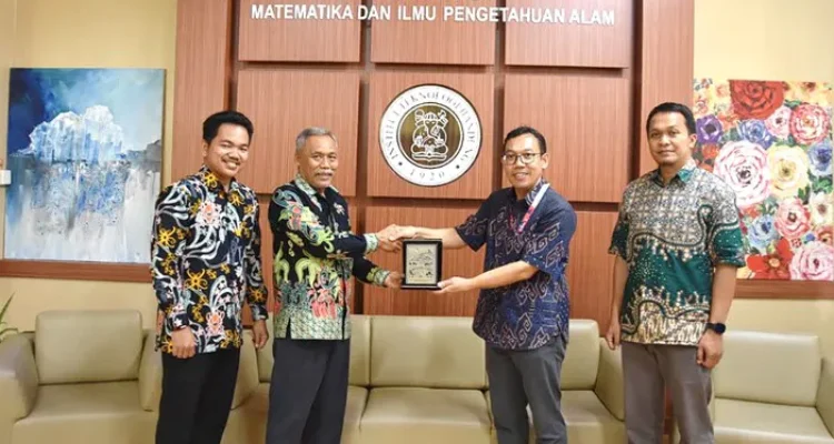 Foto bersama usai penandatangan kerjasama antara FMIPA UPR dengan FMIPA ITB, Selasa (21/7/2026).