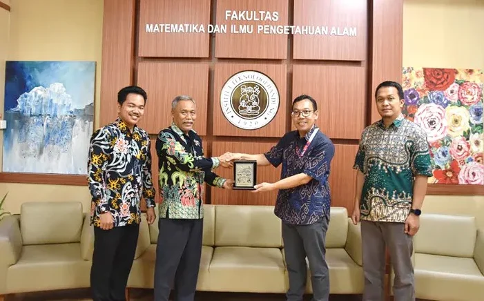 Foto bersama usai penandatangan kerjasama antara FMIPA UPR dengan FMIPA ITB, Selasa (21/7/2026).