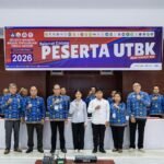 Rektor Universitas Palangka Raya (UPR), Prof. Dr. Ir. Salampak, M.S., IPU. Foto bersama panitia Ujian Tulis Berbasis Komputer (UTBK) penerimaan mahasiswa baru dari jalur Seleksi Mandiri Masuk Perguruan Tinggi Negeri (SMMPTN) Barat Konsorsium BKS PTN Barat Tahun 2026 di Gedung UTBK UPR, Selasa (17/6).