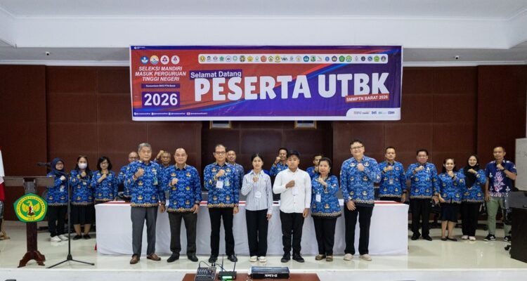 Rektor Universitas Palangka Raya (UPR), Prof. Dr. Ir. Salampak, M.S., IPU. Foto bersama panitia Ujian Tulis Berbasis Komputer (UTBK) penerimaan mahasiswa baru dari jalur Seleksi Mandiri Masuk Perguruan Tinggi Negeri (SMMPTN) Barat Konsorsium BKS PTN Barat Tahun 2026 di Gedung UTBK UPR, Selasa (17/6).