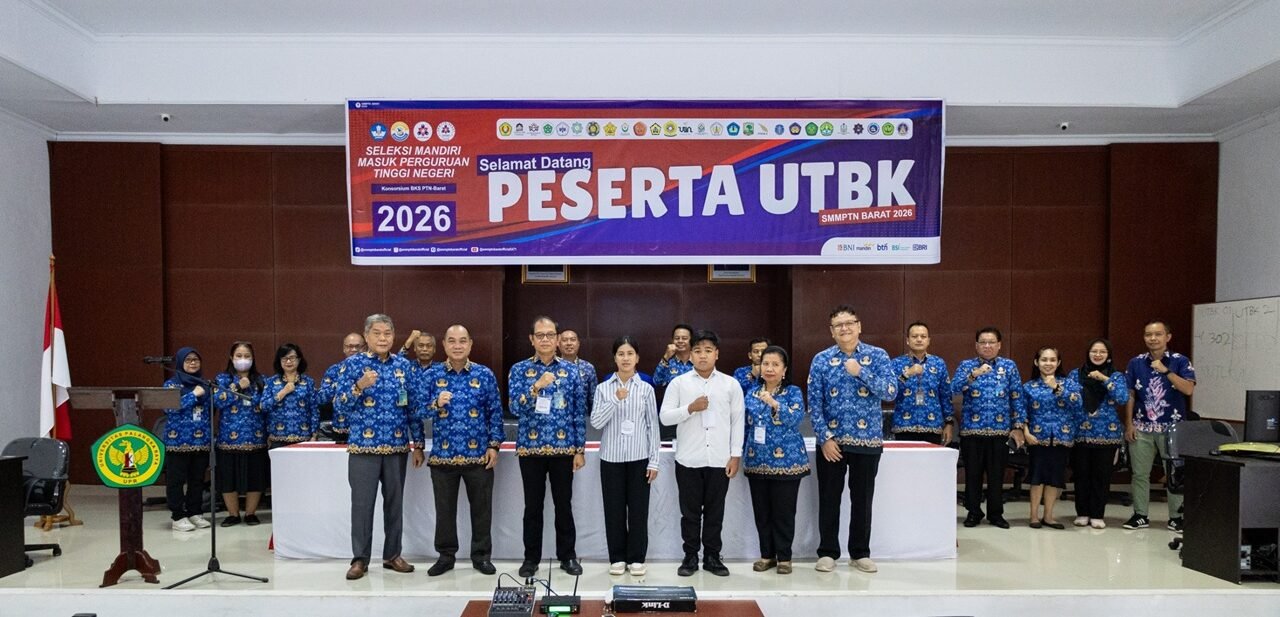 Rektor Universitas Palangka Raya (UPR), Prof. Dr. Ir. Salampak, M.S., IPU. Foto bersama panitia Ujian Tulis Berbasis Komputer (UTBK) penerimaan mahasiswa baru dari jalur Seleksi Mandiri Masuk Perguruan Tinggi Negeri (SMMPTN) Barat Konsorsium BKS PTN Barat Tahun 2026 di Gedung UTBK UPR, Selasa (17/6).