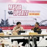 Direktur Utama Bank Kalteng, Maslipansyah, saat menyampaikan paparan terkait kondisi perkembangan Bank Kalteng pada kegiatan Media Update bersama OJK Kalteng, Selasa (30/6) kemarin
