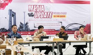 Direktur Utama Bank Kalteng, Maslipansyah, saat menyampaikan paparan terkait kondisi perkembangan Bank Kalteng pada kegiatan Media Update bersama OJK Kalteng, Selasa (30/6) kemarin