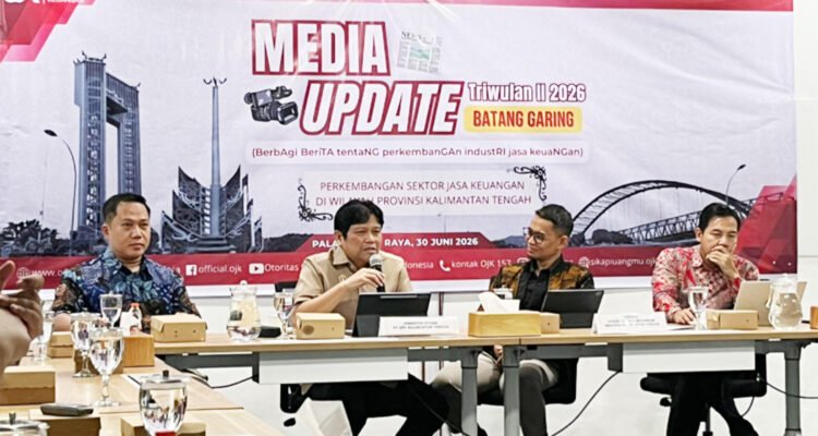 Direktur Utama Bank Kalteng, Maslipansyah, saat menyampaikan paparan terkait kondisi perkembangan Bank Kalteng pada kegiatan Media Update bersama OJK Kalteng, Selasa (30/6) kemarin