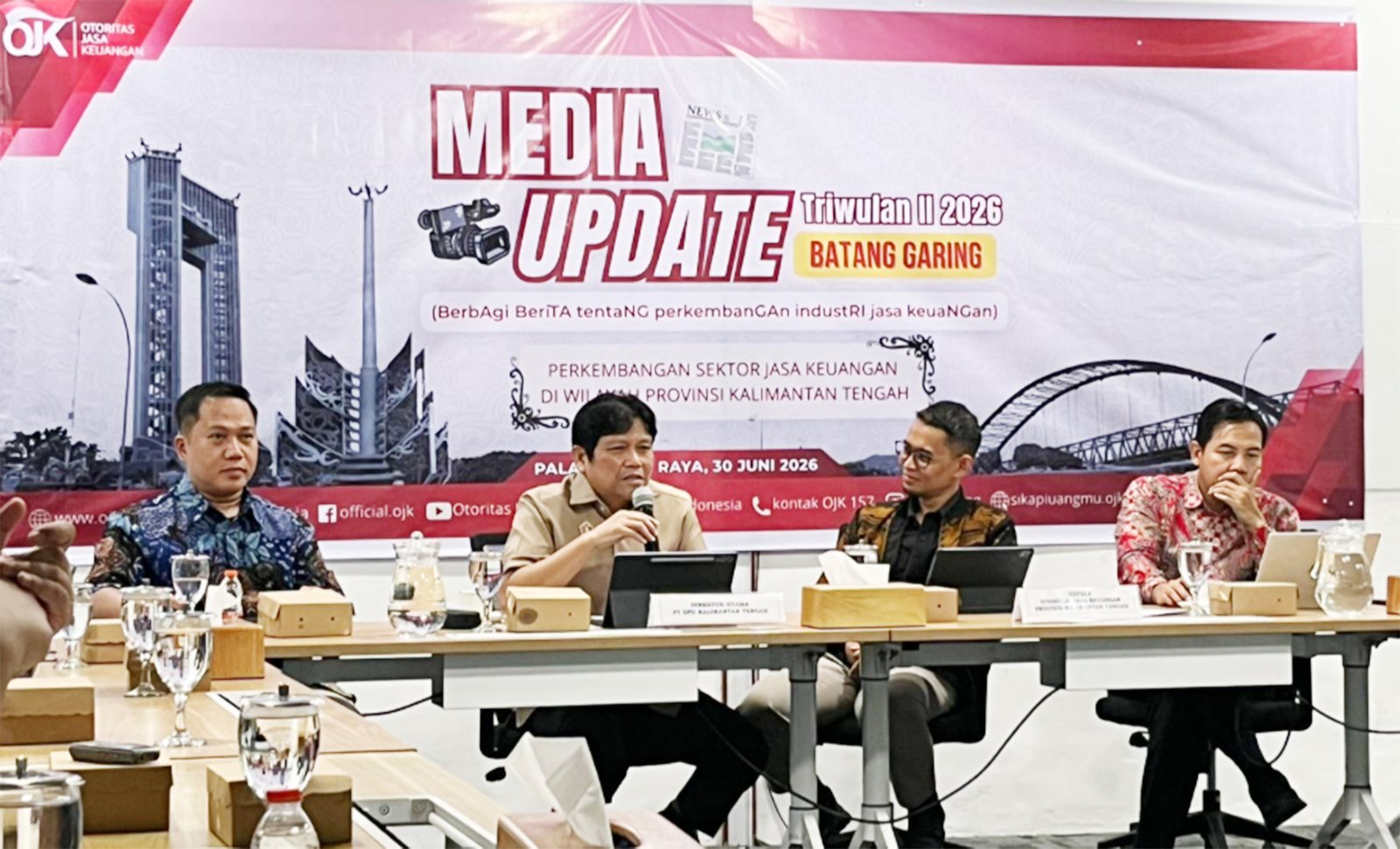 Direktur Utama Bank Kalteng, Maslipansyah, saat menyampaikan paparan terkait kondisi perkembangan Bank Kalteng pada kegiatan Media Update bersama OJK Kalteng, Selasa (30/6) kemarin