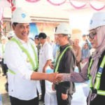 Bupati Barito Utara Shalahuddin menyalami Ketua Komisi I DPRD Barito Utara Nety Herawati saat menghadiri groundbreaking ceremony penataan kawasan di RT 04, Kelurahan Lanjas, Rabu (1/7/2026).