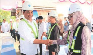 Bupati Barito Utara Shalahuddin menyalami Ketua Komisi I DPRD Barito Utara Nety Herawati saat menghadiri groundbreaking ceremony penataan kawasan di RT 04, Kelurahan Lanjas, Rabu (1/7/2026).