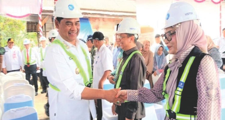 Bupati Barito Utara Shalahuddin menyalami Ketua Komisi I DPRD Barito Utara Nety Herawati saat menghadiri groundbreaking ceremony penataan kawasan di RT 04, Kelurahan Lanjas, Rabu (1/7/2026).