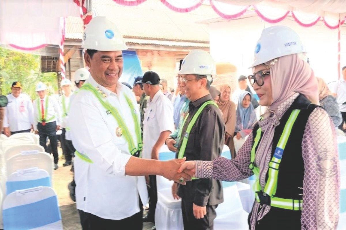Bupati Barito Utara Shalahuddin menyalami Ketua Komisi I DPRD Barito Utara Nety Herawati saat menghadiri groundbreaking ceremony penataan kawasan di RT 04, Kelurahan Lanjas, Rabu (1/7/2026).