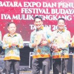 Wakil Ketua I DPRD Barito Utara Beny Siswanto (kedua kiri) menghadiri pembukaan Batara Expo sekaligus penutupan FBIMBT di eks Bandara Beringin, Muara Teweh, belum lama ini.