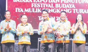Wakil Ketua I DPRD Barito Utara Beny Siswanto (kedua kiri) menghadiri pembukaan Batara Expo sekaligus penutupan FBIMBT di eks Bandara Beringin, Muara Teweh, belum lama ini.