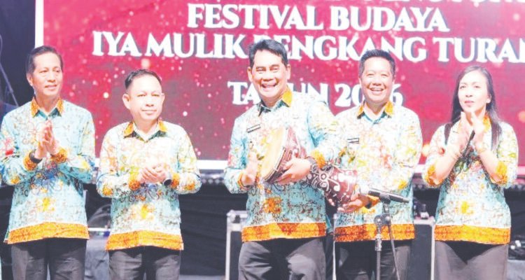 Wakil Ketua I DPRD Barito Utara Beny Siswanto (kedua kiri) menghadiri pembukaan Batara Expo sekaligus penutupan FBIMBT di eks Bandara Beringin, Muara Teweh, belum lama ini.