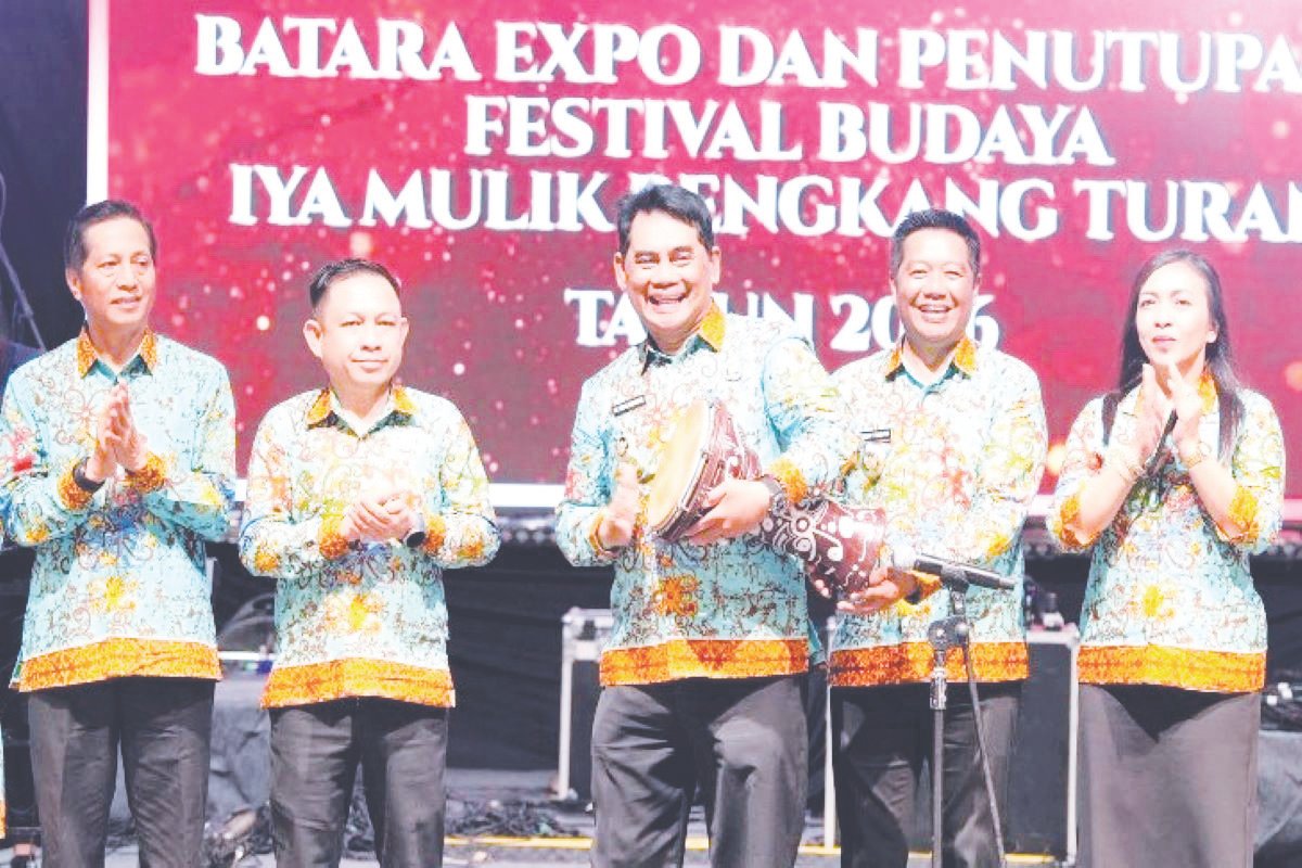 Wakil Ketua I DPRD Barito Utara Beny Siswanto (kedua kiri) menghadiri pembukaan Batara Expo sekaligus penutupan FBIMBT di eks Bandara Beringin, Muara Teweh, belum lama ini.