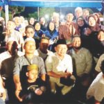 Wakil Ketua I DPRD Barito Utara Benny Siswanto bersama keluarga saat melepas jemaah calon haji di halaman kantor bupati, Jumat malam (1/5).