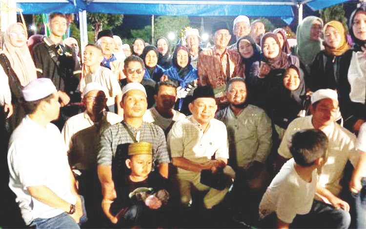 Wakil Ketua I DPRD Barito Utara Benny Siswanto bersama keluarga saat melepas jemaah calon haji di halaman kantor bupati, Jumat malam (1/5).