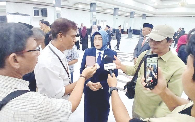 Ketua DPRD Barito Utara Mery Rukaini saat diwawancarai awak media usai pelantikan pejabat eselon II, III dan IV, Senin (4/5).