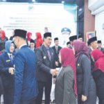 Ketua DPRD Barito Utara Mery Rukaini bersama Bupati Shalahuddin serta pejabat lainnya memberikan selamat kepada pejabat yang dilantik.