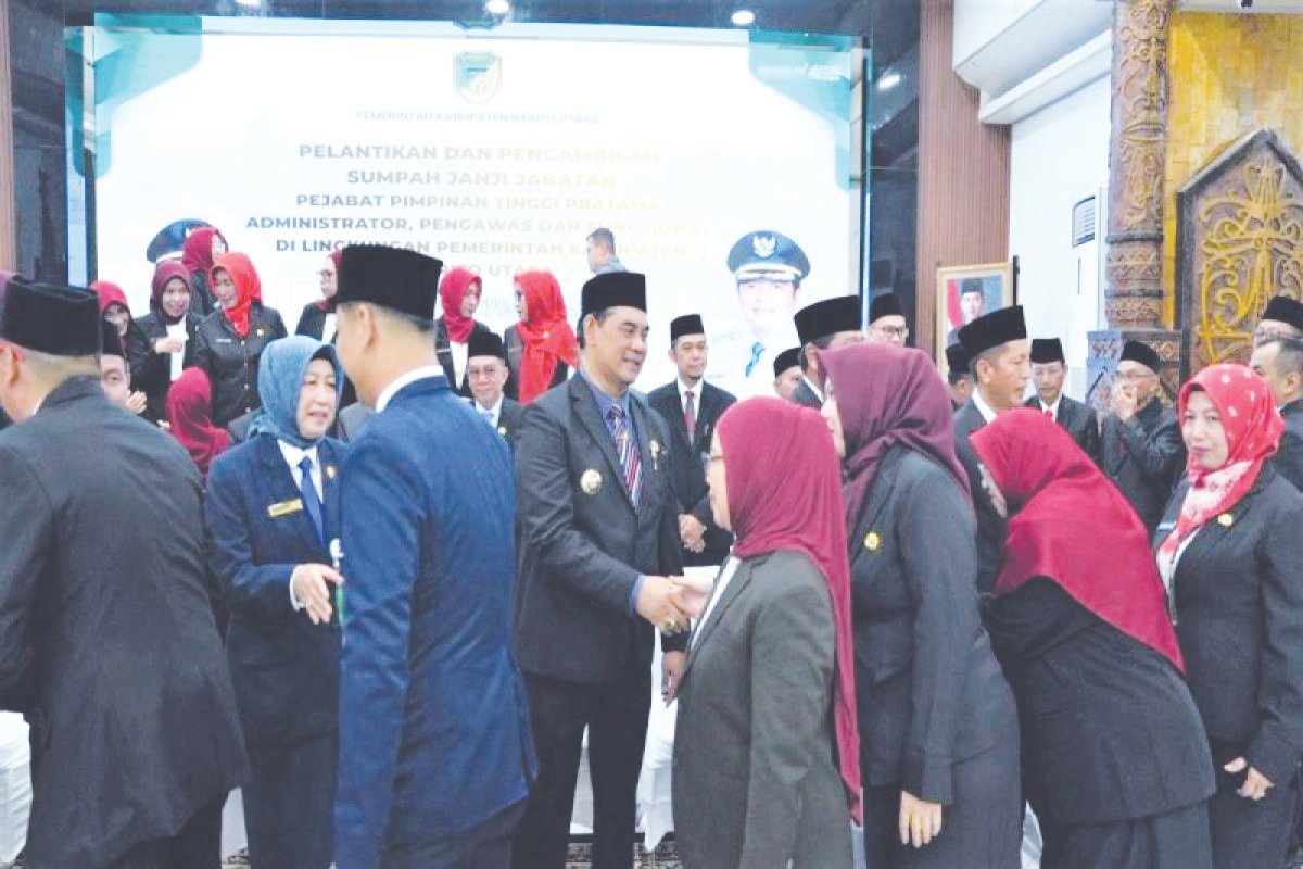 Ketua DPRD Barito Utara Mery Rukaini bersama Bupati Shalahuddin serta pejabat lainnya memberikan selamat kepada pejabat yang dilantik.