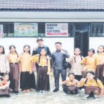 Anggota DPRD Kabupaten Barito Utara Patih Herman AB dan Ardianto saat melakukan kunjungan kerja di SDN 1 Karamuan Kecamatan Lahei Barat, Sabtu (6/6/2026).