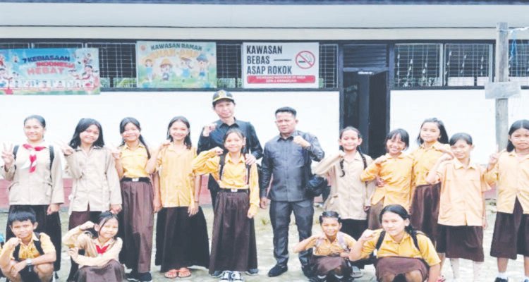 Anggota DPRD Kabupaten Barito Utara Patih Herman AB dan Ardianto saat melakukan kunjungan kerja di SDN 1 Karamuan Kecamatan Lahei Barat, Sabtu (6/6/2026).
