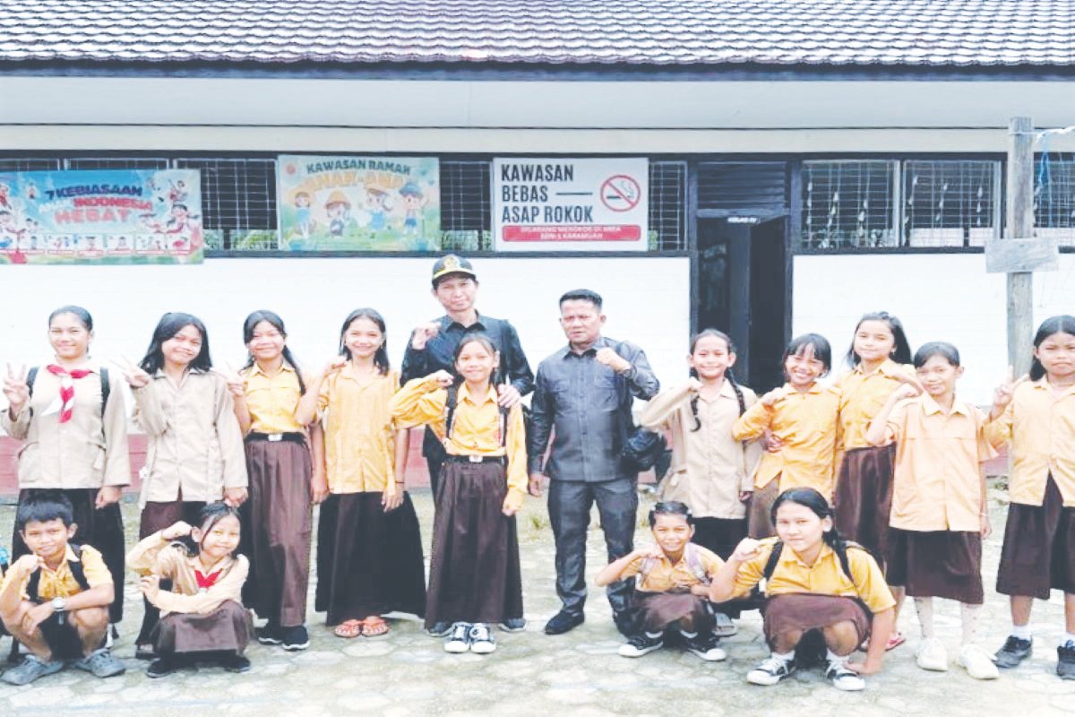 Anggota DPRD Kabupaten Barito Utara Patih Herman AB dan Ardianto saat melakukan kunjungan kerja di SDN 1 Karamuan Kecamatan Lahei Barat, Sabtu (6/6/2026).