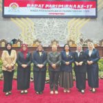 Sejumlah srikandi DPRD Kalteng berfoto bersama usai mengikuti rapat paripurna.