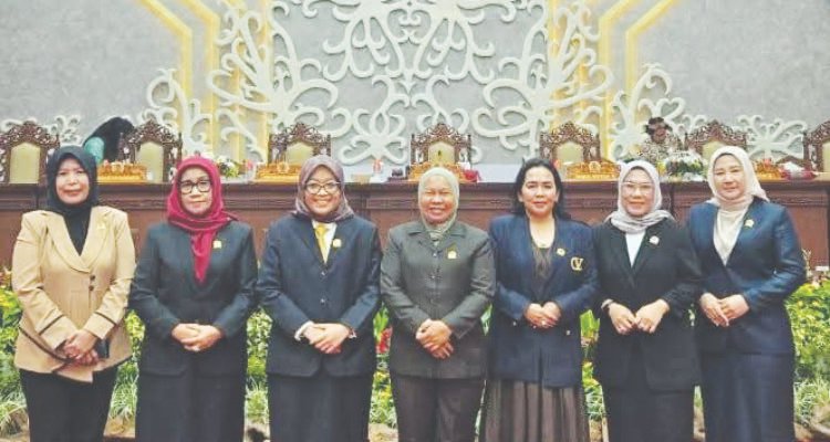 Sejumlah srikandi DPRD Kalteng berfoto bersama usai mengikuti rapat paripurna.